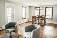 Spacious 4 bedroom home, close to hiking trails and Gore mountain for skiing Hotel a Schroon