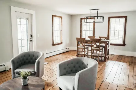 Spacious 4 bedroom home, close to hiking trails and Gore mountain for skiing Отели в г. Шрун