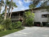 Hobe Sound Waterfront Gem ~ Private Dock and Boat Launch ~ 3 min to the beach!