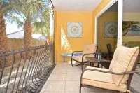 Super Clean!  Minutes to Siesta Key.