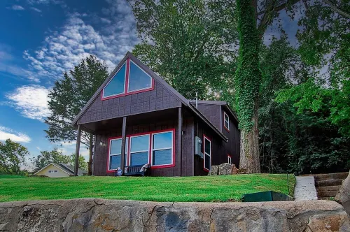 Beautiful Shabby-Chic Cabin Downtown Hot Springs