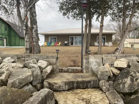 Prime Sunsets, Great Kayaking, Huge Yard, Volleyball Court, and Free Firewood