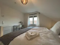 BlackNCozy - Design apartment with box-spring bed and balcony