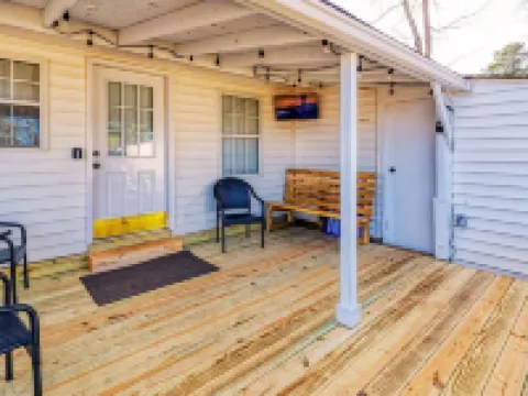 Homerun!  quiet, near Riverwalk, USC & Ft. Jackson Hotels in Cayce