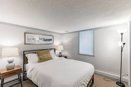 Gorgeous l 3 Season Porch l Dry Bar l Fireplace