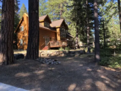 Charming cabin centrally located close to speedboat beach, Kings Beach & skiing