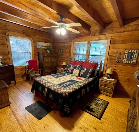 “Almost Heaven” a beautiful log cabin located in a lake and golfing resort!