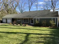 Lakeside luxury: beautiful, relaxing 4 bedroom home Hotel di Trumbull