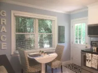 Grace's Getaway: Newly refurbished.Two blocks to the beach!