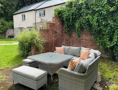 Luxury  Cottage in exceptional private grounds with private gym, table tennis  호텔