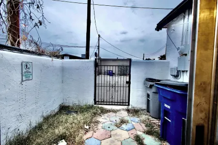 Cozy 2-bedroom house in welcoming El Paso with WiFi, AC entire home Отели рядом с достопримечательностью «Университет Техас в Эль-Пасо»