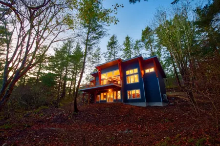 Newer Home - NW Modern w/ Hot Tub near Rosario Отели рядом с достопримечательностью «Summit Learning Center»