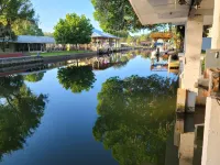 Deep Water Canal with Direct Access to the Homosassa River. Scalloping Heaven.