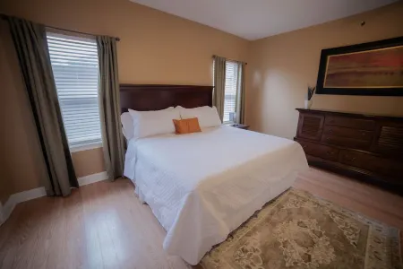 5 miles to Bourbon St Historic Neighborhood of Old Arabi. Family friendly!