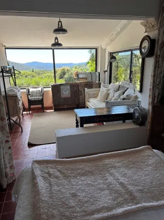 Le Charme Authentique et Bohème de la Pleine Nature Dans le Golfe de St Tropez Отели рядом с достопримечательностью «Les Roches Blanches»