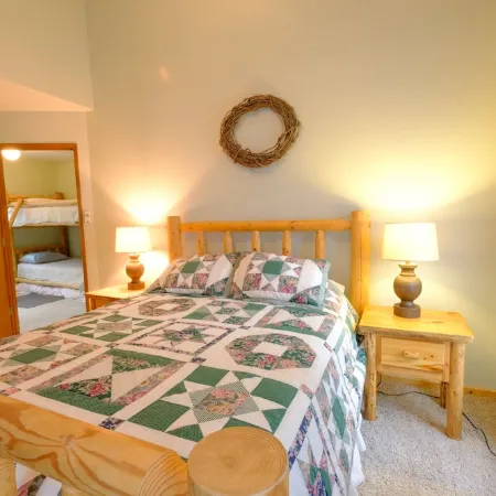 Tranquil, well-kept Cabin with Log Furniture & SHARC passes at 1, Whistling Swan