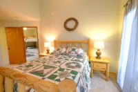 Tranquil, well-kept Cabin with Log Furniture & SHARC passes at 1, Whistling Swan