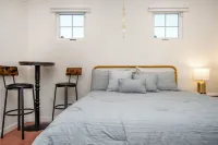 Sam Hughes Bungalows - B - Walkable to the University of Arizona, Large Backyard 투손 호텔