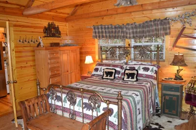 Quaint cabin with a creek in front that will lull you to sleep
