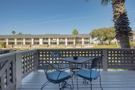 Fun-clean-family-canal front 3-2.5 condo Boat&Shop fish from the back porch!