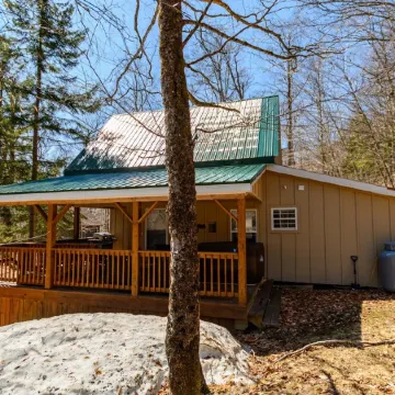 Cabin Close to Town, Snowmobile Access, Parking & Hot Tub