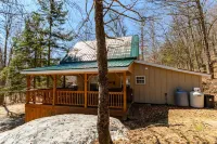 Cabin Close to Town, Private Beach, Parking & Hot Tub