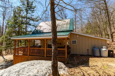 Cabin close to town with lake access & hot tub