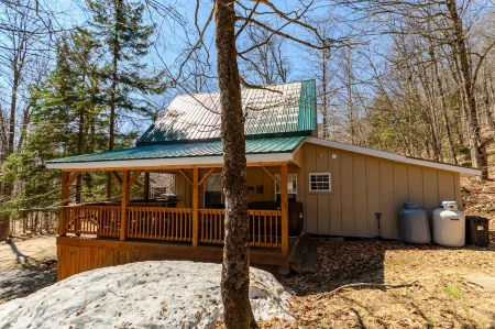 Cabin Close to Town, Snowmobile Access, Parking & Hot Tub