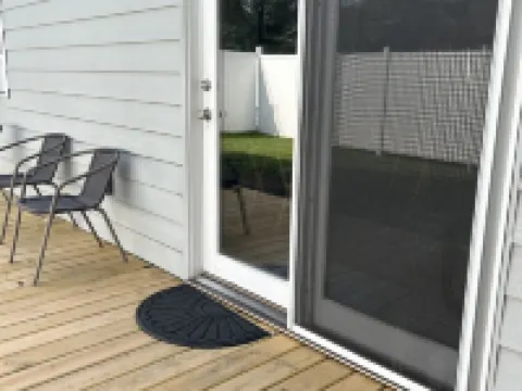 Brand New, Modern, Private, and Cozy 430 sq. ft Apartment Across from City Park! モブリッジのホテル