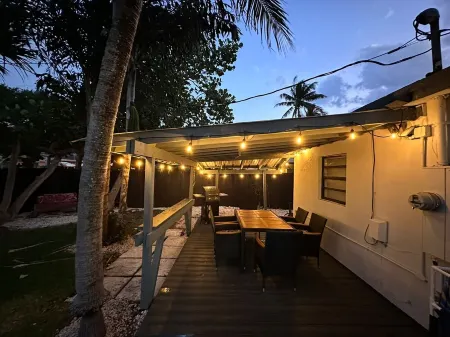 Pool house near the Beach. We’re pet-friendly! Отели рядом с достопримечательностью «Laguna Bay Nursery Inc»