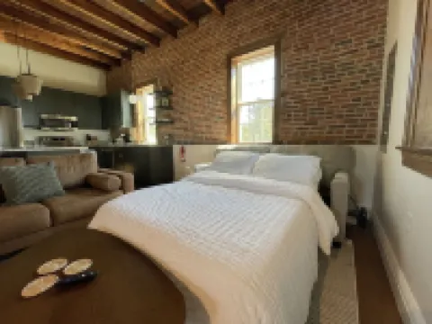 Newly renovated 1800’s one room schoolhouse with modern comforts and a hot tub! Hoteles en Municipio de Rapho