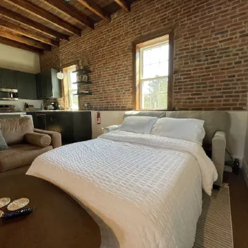 Newly renovated 1800’s one room schoolhouse with modern comforts and a hot tub! Отели в г. Рафо Тауншип