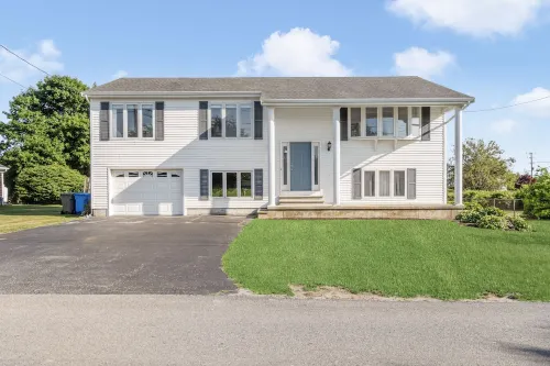 Spacious 4-bed located 1 mile from Newport Beaches