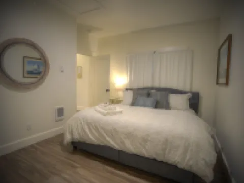 Cozy Nautical Cottage ~  2Bd/ Sleeps 6 / 1 Mi to Lake/ Free Shuttle / Video Tour Hotels in Sandpoint