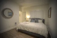 Cozy Nautical Cottage ~  2Bd/ Sleeps 6 / 1 Mi to Lake/ Free Shuttle / Video Tour