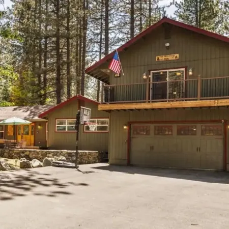 Spacious 4BR/3BA Family Home + Must See Game Room. Отели в г. Пламас Каунти