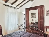 Tuscan stone villa with private pool surrounded by greenery Hotel in zona The Wish Pub