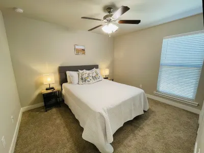 New! Cute 3BR/2BA Lubbock House Just 6 Miles from Texas Tech- Sleeps 8! Отели рядом с достопримечательностью «Суперцентр Уолмарт»