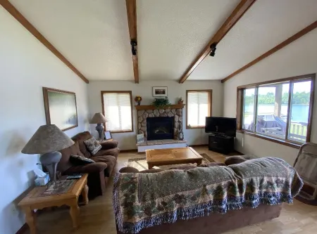 Lakefront 4 Bedroom Cabin