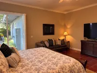 Crescent House - Tranquil Downtown Home