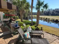 Wildlife Watching! Lagoon & Golf view, beach gear incl! 2 outdoor patios.