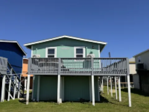 Comfy Coastal Cottage Three