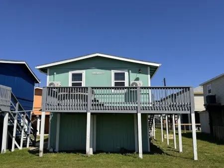 Comfy Coastal Cottage Three