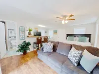 Furnished Blue door Studio home central- near restaurants, shopping and Lake