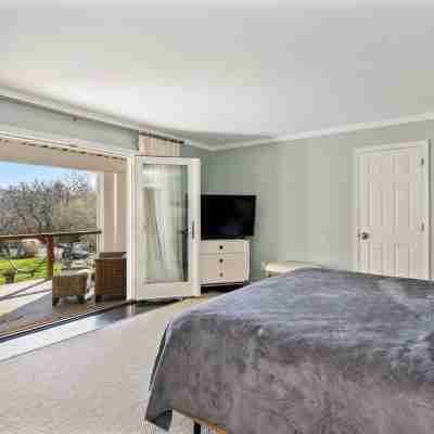 NEW LISTING - Newly Renovated Beach Home - Short Walk to Beach and Town Rooms
