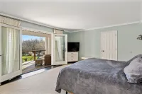 NEW LISTING - Newly Renovated Beach Home - Short Walk to Beach and Town - 4-Star