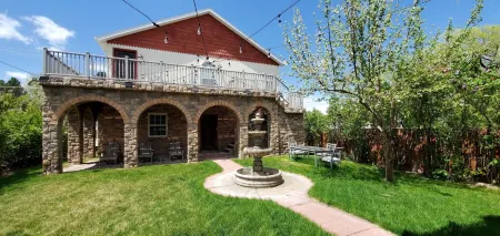 Western Carriage House Studio Suite- Western themed retreat- Full Kitchen & Bath