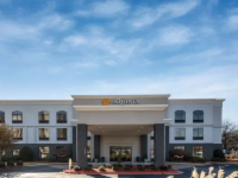 La Quinta Inn & Suites by Wyndham Kennesaw Hotels in Cobb County