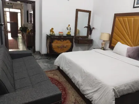The Guest House Near to Airport Отели рядом с Аэропорт Лахор