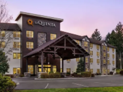 La Quinta Inn & Suites by Wyndham Lake George クイーンズベリーのホテル